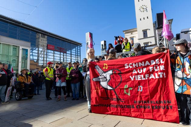 Demo gegen den Sozialabbau Erfurt 26092026 - In Erfurt (Thueringen) haben mehrere Tausend Menschen gegen die Plaene der Regierung zum Abbau des Sozialstaates protestiert. Darunter auch Mitarbeitende aus dem Pflegebereich und dem Gesundheitswesen sowie Sozialbereich.