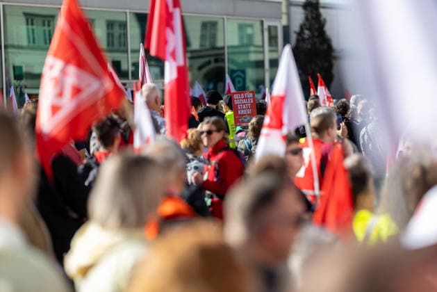 Demo gegen den Sozialabbau Erfurt 26092026 - In Erfurt (Thueringen) haben mehrere Tausend Menschen gegen die Plaene der Regierung zum Abbau des Sozialstaates protestiert. Darunter auch Mitarbeitende aus dem Pflegebereich und dem Gesundheitswesen sowie Sozialbereich.