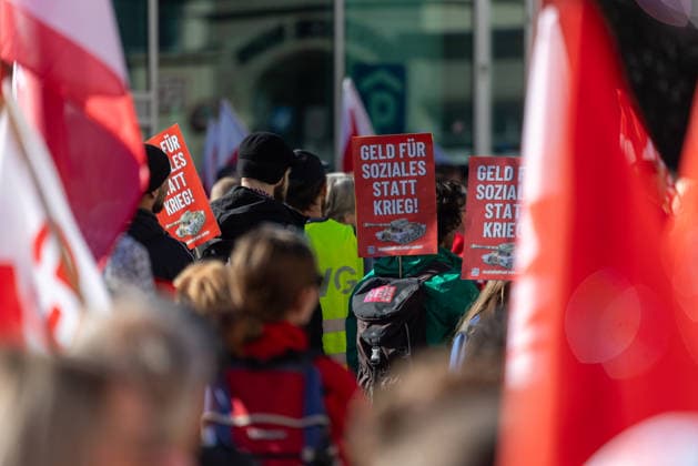 Demo gegen den Sozialabbau Erfurt 26092026 - In Erfurt (Thueringen) haben mehrere Tausend Menschen gegen die Plaene der Regierung zum Abbau des Sozialstaates protestiert. Darunter auch Mitarbeitende aus dem Pflegebereich und dem Gesundheitswesen sowie Sozialbereich.