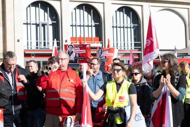 Demo gegen den Sozialabbau Erfurt 26092026 - In Erfurt (Thueringen) haben mehrere Tausend Menschen gegen die Plaene der Regierung zum Abbau des Sozialstaates protestiert. Darunter auch Mitarbeitende aus dem Pflegebereich und dem Gesundheitswesen sowie Sozialbereich.