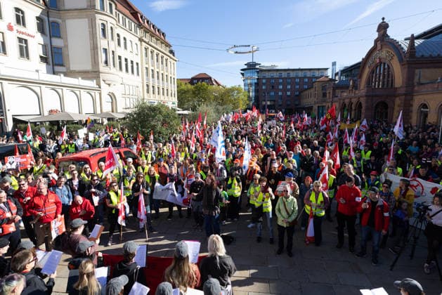 Demo gegen den Sozialabbau Erfurt 26092026 - In Erfurt (Thueringen) haben mehrere Tausend Menschen gegen die Plaene der Regierung zum Abbau des Sozialstaates protestiert. Darunter auch Mitarbeitende aus dem Pflegebereich und dem Gesundheitswesen sowie Sozialbereich.