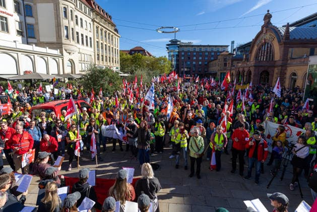 Demo gegen den Sozialabbau Erfurt 26092026 - In Erfurt (Thueringen) haben mehrere Tausend Menschen gegen die Plaene der Regierung zum Abbau des Sozialstaates protestiert. Darunter auch Mitarbeitende aus dem Pflegebereich und dem Gesundheitswesen sowie Sozialbereich.