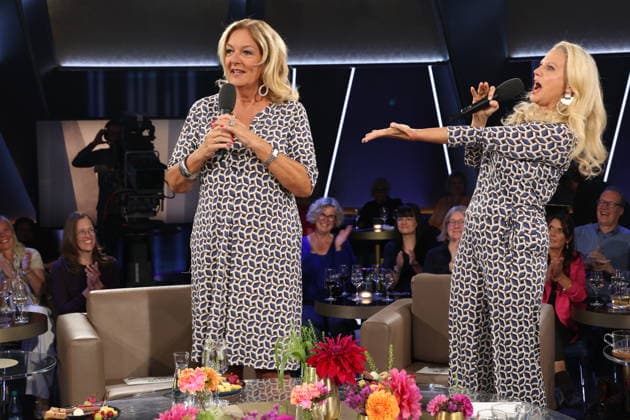 Es kommt selten vor, daß sie gemeinsam moderieren, und nun das: Bettina Tietjen und Barbara Schöneberger tragen durch Zufall fast das gleiche Outfit, Tietjen trägt ein Kleid und Schöneberger kam im Jumpsuit, beides gekauft im Modehaus Stegmann am feinen Hamburger Jungfernstieg, NDR Talk Show, Fototermin am 25.9.2026 im Fernsehstudio Hamburg-Lokstedt vor der Sendung im 3. Programm des NDR Fernsehen