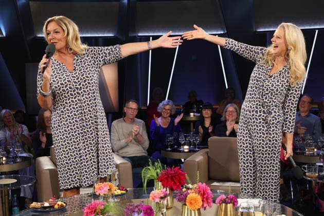 Es kommt selten vor, daß sie gemeinsam moderieren, und nun das: Bettina Tietjen und Barbara Schöneberger tragen durch Zufall fast das gleiche Outfit, Tietjen trägt ein Kleid und Schöneberger kam im Jumpsuit, beides gekauft im Modehaus Stegmann am feinen Hamburger Jungfernstieg, NDR Talk Show, Fototermin am 25.9.2026 im Fernsehstudio Hamburg-Lokstedt vor der Sendung im 3. Programm des NDR Fernsehen