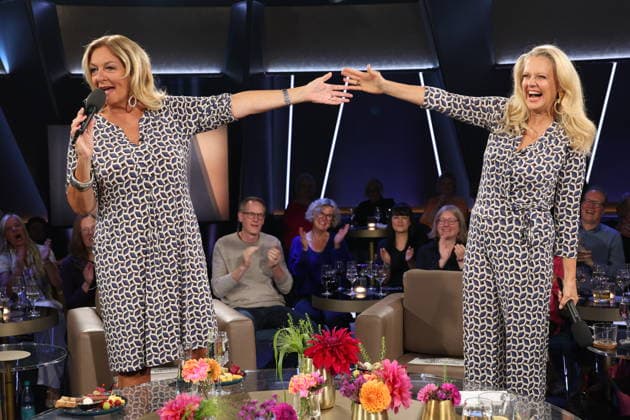 Es kommt selten vor, daß sie gemeinsam moderieren, und nun das: Bettina Tietjen und Barbara Schöneberger tragen durch Zufall fast das gleiche Outfit, Tietjen trägt ein Kleid und Schöneberger kam im Jumpsuit, beides gekauft im Modehaus Stegmann am feinen Hamburger Jungfernstieg, NDR Talk Show, Fototermin am 25.9.2026 im Fernsehstudio Hamburg-Lokstedt vor der Sendung im 3. Programm des NDR Fernsehen