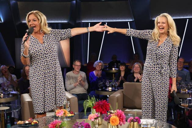 Es kommt selten vor, daß sie gemeinsam moderieren, und nun das: Bettina Tietjen und Barbara Schöneberger tragen durch Zufall fast das gleiche Outfit, Tietjen trägt ein Kleid und Schöneberger kam im Jumpsuit, beides gekauft im Modehaus Stegmann am feinen Hamburger Jungfernstieg, NDR Talk Show, Fototermin am 25.9.2026 im Fernsehstudio Hamburg-Lokstedt vor der Sendung im 3. Programm des NDR Fernsehen