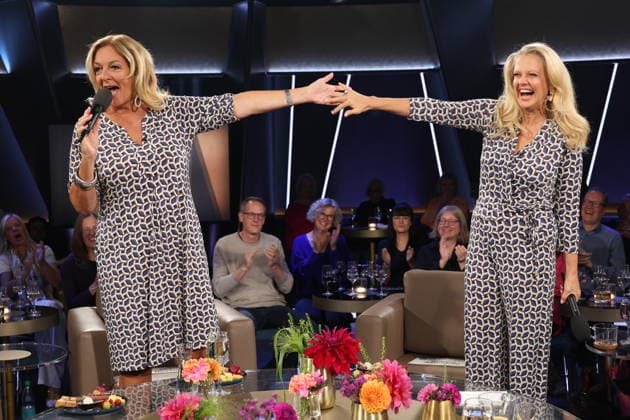 Es kommt selten vor, daß sie gemeinsam moderieren, und nun das: Bettina Tietjen und Barbara Schöneberger tragen durch Zufall fast das gleiche Outfit, Tietjen trägt ein Kleid und Schöneberger kam im Jumpsuit, beides gekauft im Modehaus Stegmann am feinen Hamburger Jungfernstieg, NDR Talk Show, Fototermin am 25.9.2026 im Fernsehstudio Hamburg-Lokstedt vor der Sendung im 3. Programm des NDR Fernsehen