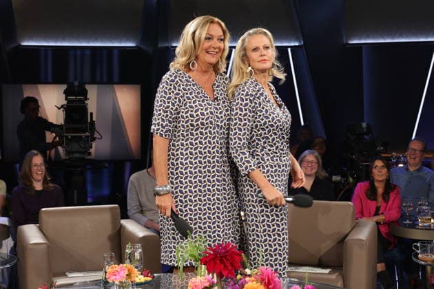 Es kommt selten vor, daß sie gemeinsam moderieren, und nun das: Bettina Tietjen und Barbara Schöneberger tragen durch Zufall fast das gleiche Outfit, Tietjen trägt ein Kleid und Schöneberger kam im Jumpsuit, beides gekauft im Modehaus Stegmann am feinen Hamburger Jungfernstieg, NDR Talk Show, Fototermin am 25.9.2026 im Fernsehstudio Hamburg-Lokstedt vor der Sendung im 3. Programm des NDR Fernsehen