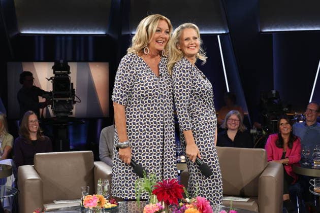 Es kommt selten vor, daß sie gemeinsam moderieren, und nun das: Bettina Tietjen und Barbara Schöneberger tragen durch Zufall fast das gleiche Outfit, Tietjen trägt ein Kleid und Schöneberger kam im Jumpsuit, beides gekauft im Modehaus Stegmann am feinen Hamburger Jungfernstieg, NDR Talk Show, Fototermin am 25.9.2026 im Fernsehstudio Hamburg-Lokstedt vor der Sendung im 3. Programm des NDR Fernsehen