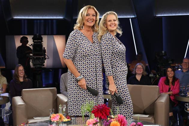 Es kommt selten vor, daß sie gemeinsam moderieren, und nun das: Bettina Tietjen und Barbara Schöneberger tragen durch Zufall fast das gleiche Outfit, Tietjen trägt ein Kleid und Schöneberger kam im Jumpsuit, beides gekauft im Modehaus Stegmann am feinen Hamburger Jungfernstieg, NDR Talk Show, Fototermin am 25.9.2026 im Fernsehstudio Hamburg-Lokstedt vor der Sendung im 3. Programm des NDR Fernsehen