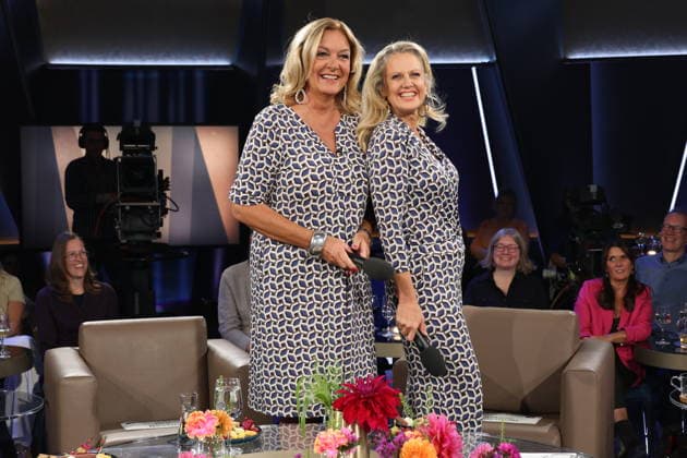 Es kommt selten vor, daß sie gemeinsam moderieren, und nun das: Bettina Tietjen und Barbara Schöneberger tragen durch Zufall fast das gleiche Outfit, Tietjen trägt ein Kleid und Schöneberger kam im Jumpsuit, beides gekauft im Modehaus Stegmann am feinen Hamburger Jungfernstieg, NDR Talk Show, Fototermin am 25.9.2026 im Fernsehstudio Hamburg-Lokstedt vor der Sendung im 3. Programm des NDR Fernsehen