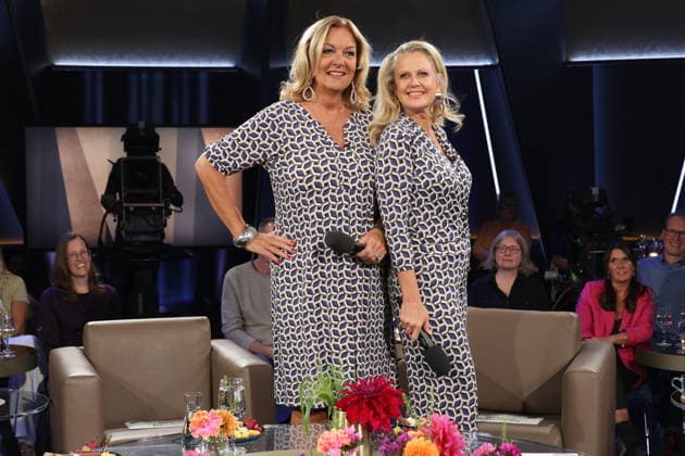 Es kommt selten vor, daß sie gemeinsam moderieren, und nun das: Bettina Tietjen und Barbara Schöneberger tragen durch Zufall fast das gleiche Outfit, Tietjen trägt ein Kleid und Schöneberger kam im Jumpsuit, beides gekauft im Modehaus Stegmann am feinen Hamburger Jungfernstieg, NDR Talk Show, Fototermin am 25.9.2026 im Fernsehstudio Hamburg-Lokstedt vor der Sendung im 3. Programm des NDR Fernsehen