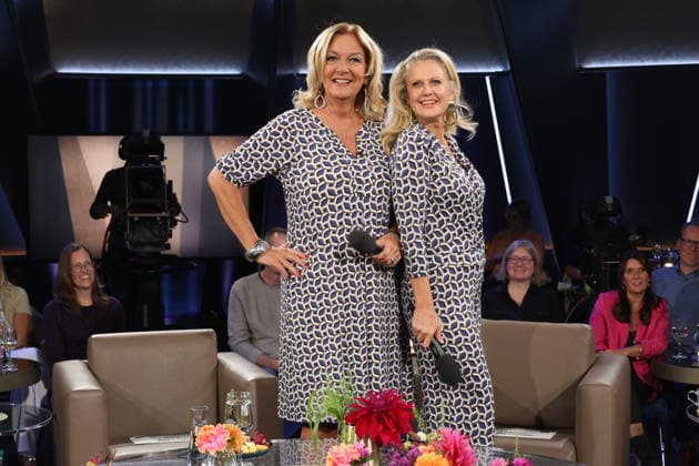 Es kommt selten vor, daß sie gemeinsam moderieren, und nun das: Bettina Tietjen und Barbara Schöneberger tragen durch Zufall fast das gleiche Outfit, Tietjen trägt ein Kleid und Schöneberger kam im Jumpsuit, beides gekauft im Modehaus Stegmann am feinen Hamburger Jungfernstieg, NDR Talk Show, Fototermin am 25.9.2026 im Fernsehstudio Hamburg-Lokstedt vor der Sendung im 3. Programm des NDR Fernsehen