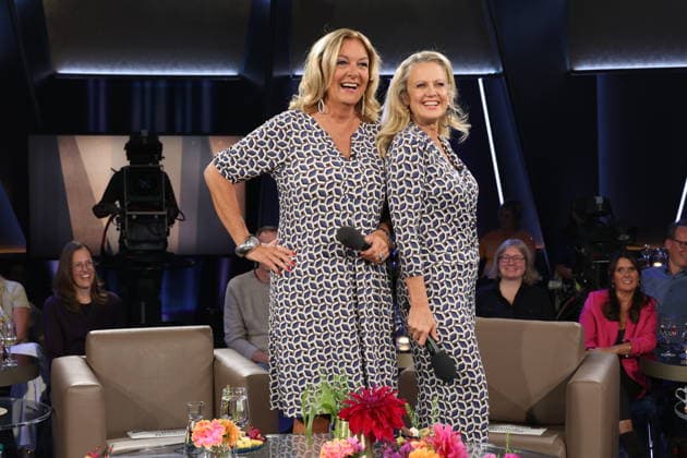 Es kommt selten vor, daß sie gemeinsam moderieren, und nun das: Bettina Tietjen und Barbara Schöneberger tragen durch Zufall fast das gleiche Outfit, Tietjen trägt ein Kleid und Schöneberger kam im Jumpsuit, beides gekauft im Modehaus Stegmann am feinen Hamburger Jungfernstieg, NDR Talk Show, Fototermin am 25.9.2026 im Fernsehstudio Hamburg-Lokstedt vor der Sendung im 3. Programm des NDR Fernsehen