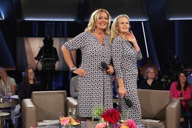Es kommt selten vor, daß sie gemeinsam moderieren, und nun das: Bettina Tietjen und Barbara Schöneberger tragen durch Zufall fast das gleiche Outfit, Tietjen trägt ein Kleid und Schöneberger kam im Jumpsuit, beides gekauft im Modehaus Stegmann am feinen Hamburger Jungfernstieg, NDR Talk Show, Fototermin am 25.9.2026 im Fernsehstudio Hamburg-Lokstedt vor der Sendung im 3. Programm des NDR Fernsehen