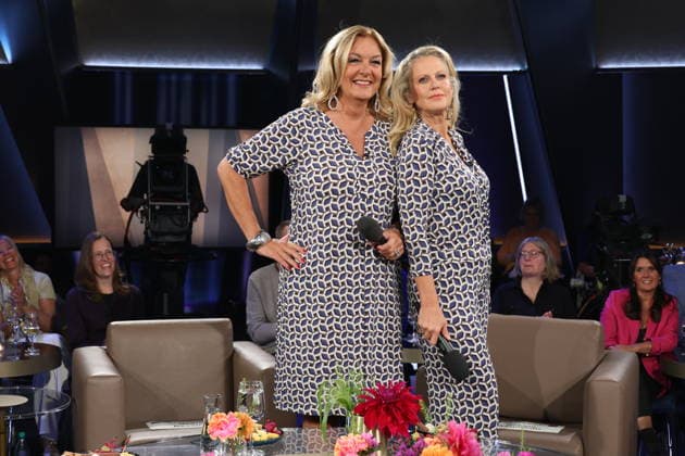 Es kommt selten vor, daß sie gemeinsam moderieren, und nun das: Bettina Tietjen und Barbara Schöneberger tragen durch Zufall fast das gleiche Outfit, Tietjen trägt ein Kleid und Schöneberger kam im Jumpsuit, beides gekauft im Modehaus Stegmann am feinen Hamburger Jungfernstieg, NDR Talk Show, Fototermin am 25.9.2026 im Fernsehstudio Hamburg-Lokstedt vor der Sendung im 3. Programm des NDR Fernsehen