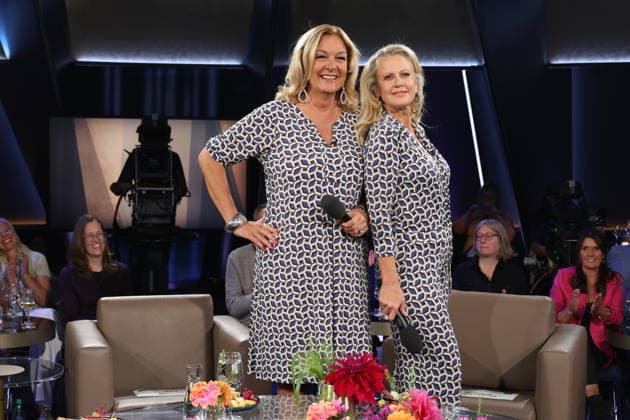 Es kommt selten vor, daß sie gemeinsam moderieren, und nun das: Bettina Tietjen und Barbara Schöneberger tragen durch Zufall fast das gleiche Outfit, Tietjen trägt ein Kleid und Schöneberger kam im Jumpsuit, beides gekauft im Modehaus Stegmann am feinen Hamburger Jungfernstieg, NDR Talk Show, Fototermin am 25.9.2026 im Fernsehstudio Hamburg-Lokstedt vor der Sendung im 3. Programm des NDR Fernsehen