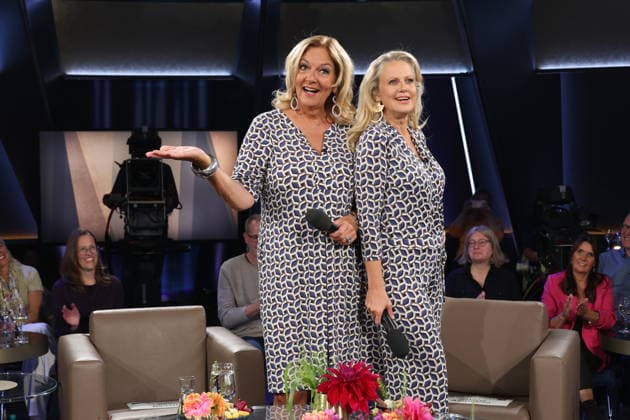 Es kommt selten vor, daß sie gemeinsam moderieren, und nun das: Bettina Tietjen und Barbara Schöneberger tragen durch Zufall fast das gleiche Outfit, Tietjen trägt ein Kleid und Schöneberger kam im Jumpsuit, beides gekauft im Modehaus Stegmann am feinen Hamburger Jungfernstieg, NDR Talk Show, Fototermin am 25.9.2026 im Fernsehstudio Hamburg-Lokstedt vor der Sendung im 3. Programm des NDR Fernsehen