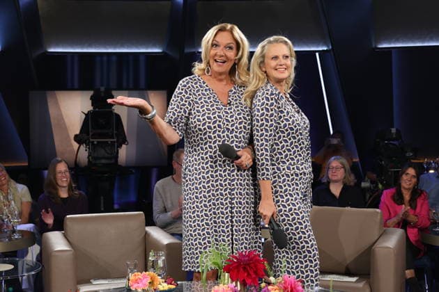 Es kommt selten vor, daß sie gemeinsam moderieren, und nun das: Bettina Tietjen und Barbara Schöneberger tragen durch Zufall fast das gleiche Outfit, Tietjen trägt ein Kleid und Schöneberger kam im Jumpsuit, beides gekauft im Modehaus Stegmann am feinen Hamburger Jungfernstieg, NDR Talk Show, Fototermin am 25.9.2026 im Fernsehstudio Hamburg-Lokstedt vor der Sendung im 3. Programm des NDR Fernsehen