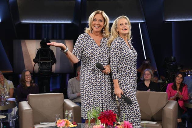 Es kommt selten vor, daß sie gemeinsam moderieren, und nun das: Bettina Tietjen und Barbara Schöneberger tragen durch Zufall fast das gleiche Outfit, Tietjen trägt ein Kleid und Schöneberger kam im Jumpsuit, beides gekauft im Modehaus Stegmann am feinen Hamburger Jungfernstieg, NDR Talk Show, Fototermin am 25.9.2026 im Fernsehstudio Hamburg-Lokstedt vor der Sendung im 3. Programm des NDR Fernsehen