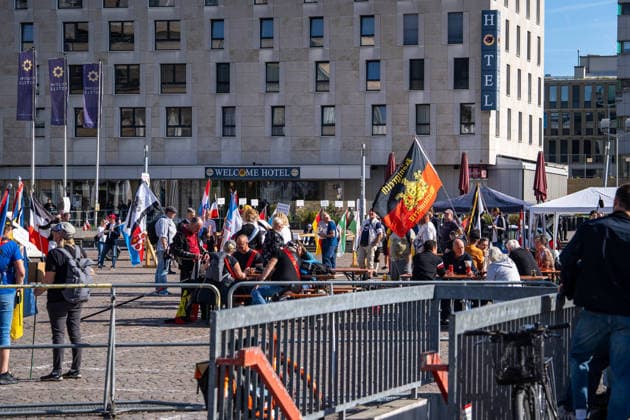 Reichsbürger marschieren in Darmstadt auf: Tausende Menschen mobilisieren zum Gegenprotest - Kaiserreich-Fahnen, Protest und Polizei Großeinsatz - 1500 Reichsbürger angekündigt 7aIMG: 0574198 Reichsbürger marschieren in Darmstadt auf: Hunderte Menschen mobilisieren zum GegenprotestHessen, Darmstadt, Deutschland Copyright: 7aktuell.dex x7aktuell 0574198 20260925_7a_REICHSBUERGERDARMSTADT_574198