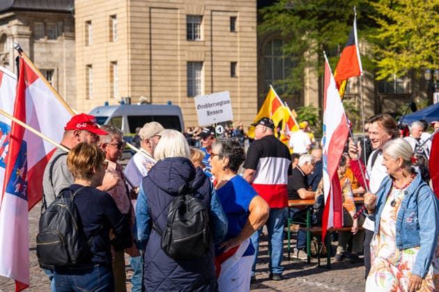 Reichsbürger marschieren in Darmstadt auf: Tausende Menschen mobilisieren zum Gegenprotest - Kaiserreich-Fahnen, Protest und Polizei Großeinsatz - 1500 Reichsbürger angekündigt 7aIMG: 0574200 Reichsbürger marschieren in Darmstadt auf: Hunderte Menschen mobilisieren zum GegenprotestHessen, Darmstadt, Deutschland Copyright: 7aktuell.dex x7aktuell 0574200 20260925_7a_REICHSBUERGERDARMSTADT_574200