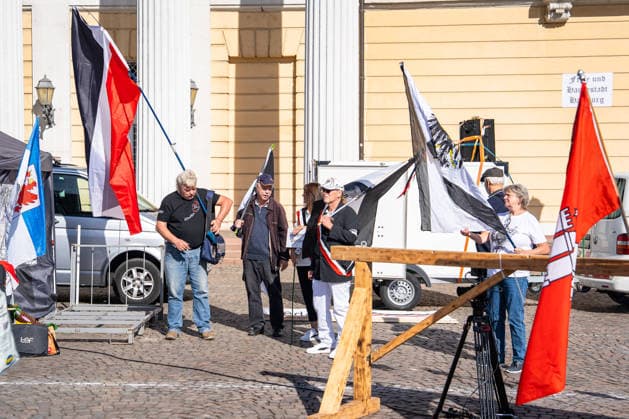 Reichsbürger marschieren in Darmstadt auf: Tausende Menschen mobilisieren zum Gegenprotest - Kaiserreich-Fahnen, Protest und Polizei Großeinsatz - 1500 Reichsbürger angekündigt 7aIMG: 0574202 Reichsbürger marschieren in Darmstadt auf: Hunderte Menschen mobilisieren zum GegenprotestHessen, Darmstadt, Deutschland Copyright: 7aktuell.dex x7aktuell 0574202 20260925_7a_REICHSBUERGERDARMSTADT_574202