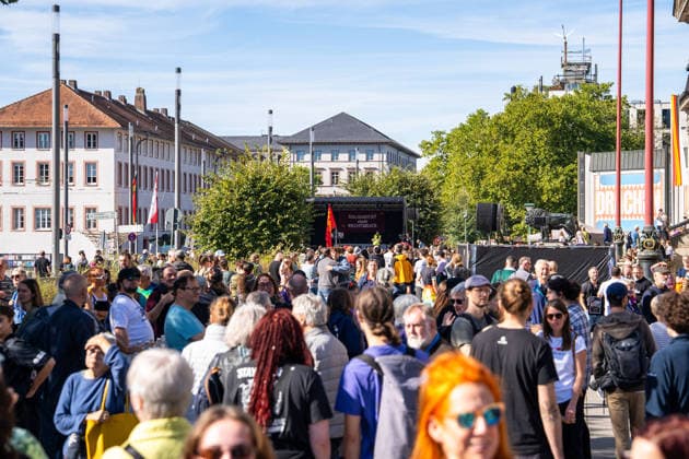 Reichsbürger marschieren in Darmstadt auf: Tausende Menschen mobilisieren zum Gegenprotest - Kaiserreich-Fahnen, Protest und Polizei Großeinsatz - 1500 Reichsbürger angekündigt 7aIMG: 0574204 Reichsbürger marschieren in Darmstadt auf: Hunderte Menschen mobilisieren zum GegenprotestHessen, Darmstadt, Deutschland Copyright: 7aktuell.dex x7aktuell 0574204 20260925_7a_REICHSBUERGERDARMSTADT_574204