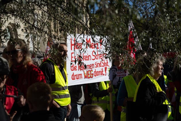 Demo gegen den Sozialabbau Erfurt 26092026 - In Erfurt (Thueringen) haben mehrere Tausend Menschen gegen die Plaene der Regierung zum Abbau des Sozialstaates protestiert. Darunter auch Mitarbeitende aus dem Pflegebereich und dem Gesundheitswesen sowie Sozialbereich.