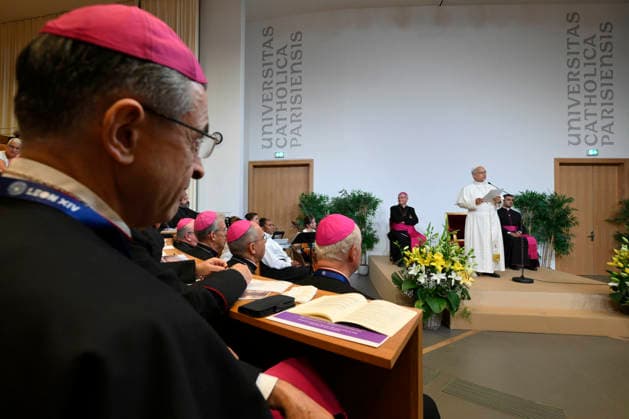 IPA88990599 - France, Paris, Vatican, September 26, 2026 Pope Leo XIV meets with members of the Provincial Synodal Assembly, catechumens, and neophytes at the Catholic Institute of Paris during his apostolic journey to France. Photo by VATICAN MEDIA Catholic Press Photo  Copyright: xVATICANxMEDIA xCatholicxPressxPhotox xVATICANxMEDIA xCatholicxPressxPhotox IPA88990599
