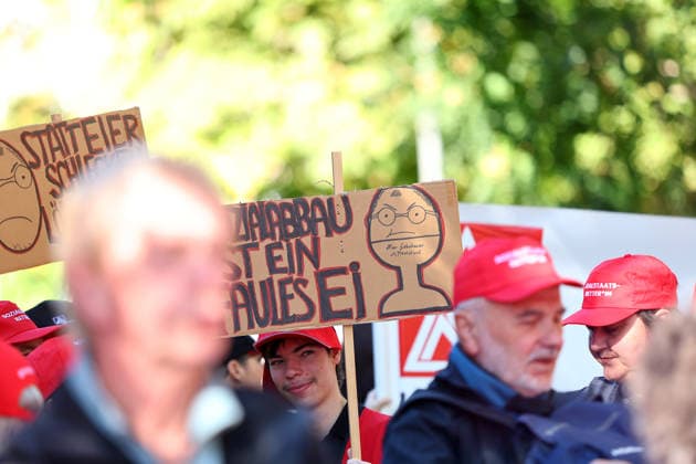 September 26, 2026, Nuremberg, Bayern, Germany: Demonstration against the labor reform in Nuremberg , Bayern , Germany . September 26th, 2026 Nuremberg Germany  - ZUMAe140 20260926_zip_e140_021 Copyright: xDavidexEliasx