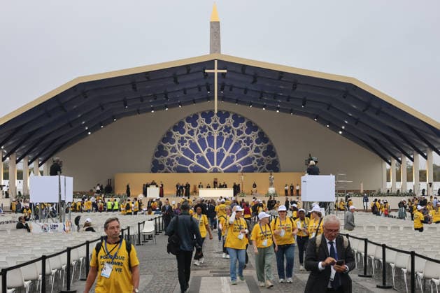 September 26, 2026, Paris, Rome, France: Volunteers work ahead of the Pope s Mass celebration at Place de la Concorde, Paris, September 26, 2026. Paris France  - ZUMAa289 20260926_zia_a289_002 Copyright: xPierrexTeyssotx xAgfx