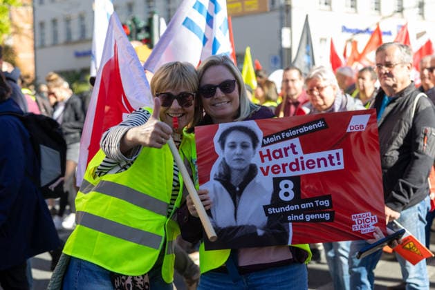 Demo gegen den Sozialabbau Erfurt 26092026 - In Erfurt (Thueringen) haben mehrere Tausend Menschen gegen die Plaene der Regierung zum Abbau des Sozialstaates protestiert. Darunter auch Mitarbeitende aus dem Pflegebereich und dem Gesundheitswesen sowie Sozialbereich.