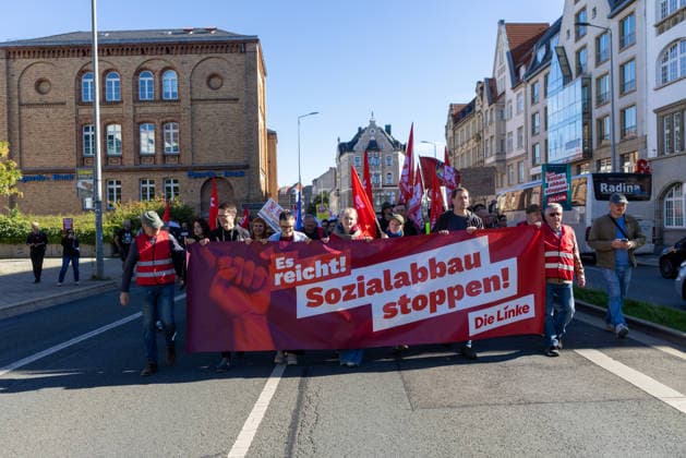 Demo gegen den Sozialabbau Erfurt 26092026 - In Erfurt (Thueringen) haben mehrere Tausend Menschen gegen die Plaene der Regierung zum Abbau des Sozialstaates protestiert. Darunter auch Mitarbeitende aus dem Pflegebereich und dem Gesundheitswesen sowie Sozialbereich.