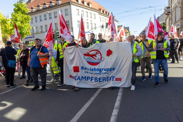 Demo gegen den Sozialabbau Erfurt 26092026 - In Erfurt (Thueringen) haben mehrere Tausend Menschen gegen die Plaene der Regierung zum Abbau des Sozialstaates protestiert. Darunter auch Mitarbeitende aus dem Pflegebereich und dem Gesundheitswesen sowie Sozialbereich.