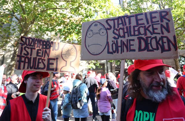 September 26, 2026, Nuremberg, Bayern, Germany: Demonstration against the labor reform in Nuremberg , Bayern , Germany . September 26th, 2026 Nuremberg Germany - ZUMAe140 20260926_zip_e140_017 Copyright: xDavidexEliasx