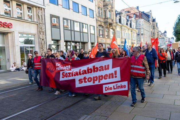 Demo gegen den Sozialabbau Erfurt 26092026 - In Erfurt (Thueringen) haben mehrere Tausend Menschen gegen die Plaene der Regierung zum Abbau des Sozialstaates protestiert. Darunter auch Mitarbeitende aus dem Pflegebereich und dem Gesundheitswesen sowie Sozialbereich.