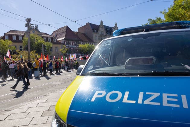 Demo gegen den Sozialabbau Erfurt 26092026 - Ein Fahrzeug der Polizei, im Hintergrund die Demonstration +++ In Erfurt (Thueringen) haben mehrere Tausend Menschen gegen die Plaene der Regierung zum Abbau des Sozialstaates protestiert. Darunter auch Mitarbeitende aus dem Pflegebereich und dem Gesundheitswesen sowie Sozialbereich.