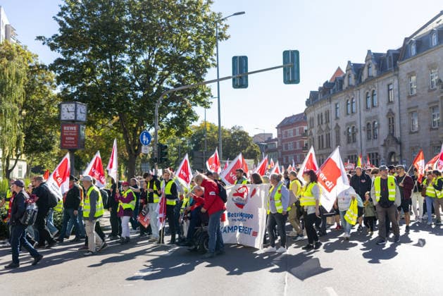 Demo gegen den Sozialabbau Erfurt 26092026 - In Erfurt (Thueringen) haben mehrere Tausend Menschen gegen die Plaene der Regierung zum Abbau des Sozialstaates protestiert. Darunter auch Mitarbeitende aus dem Pflegebereich und dem Gesundheitswesen sowie Sozialbereich.