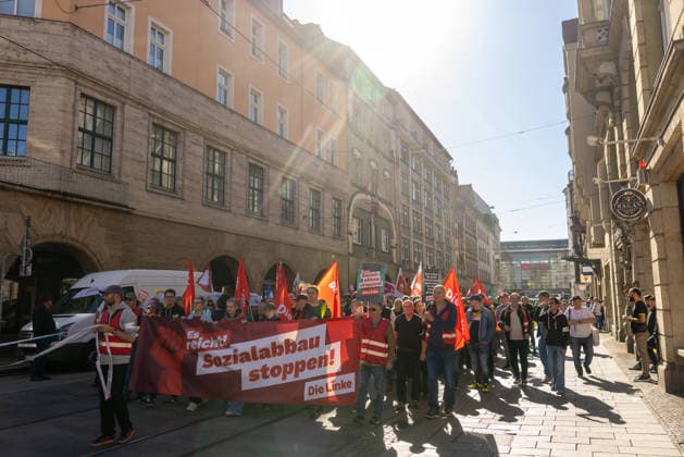 Demo gegen den Sozialabbau Erfurt 26092026 - In Erfurt (Thueringen) haben mehrere Tausend Menschen gegen die Plaene der Regierung zum Abbau des Sozialstaates protestiert. Darunter auch Mitarbeitende aus dem Pflegebereich und dem Gesundheitswesen sowie Sozialbereich.