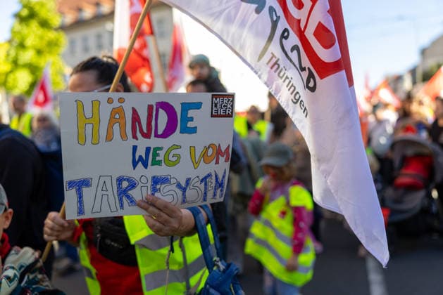 Demo gegen den Sozialabbau Erfurt 26092026 - Schild mit der Aufschrift Haende weg vom Tarifsystem +++ In Erfurt (Thueringen) haben mehrere Tausend Menschen gegen die Plaene der Regierung zum Abbau des Sozialstaates protestiert. Darunter auch Mitarbeitende aus dem Pflegebereich und dem Gesundheitswesen sowie Sozialbereich.
