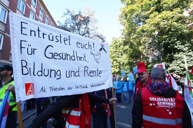 September 26, 2026, Nuremberg, Bayern, Germany: Demonstration against the labor reform in Nuremberg , Bayern , Germany . September 26th, 2026 Nuremberg Germany - ZUMAe140 20260926_zip_e140_020 Copyright: xDavidexEliasx