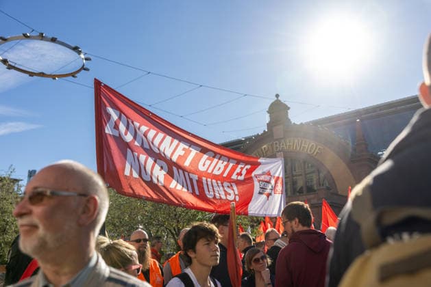 Demo gegen den Sozialabbau Erfurt 26092026 - In Erfurt (Thueringen) haben mehrere Tausend Menschen gegen die Plaene der Regierung zum Abbau des Sozialstaates protestiert. Darunter auch Mitarbeitende aus dem Pflegebereich und dem Gesundheitswesen sowie Sozialbereich.