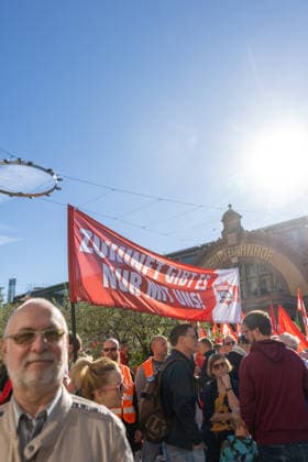 Demo gegen den Sozialabbau Erfurt 26092026 - In Erfurt (Thueringen) haben mehrere Tausend Menschen gegen die Plaene der Regierung zum Abbau des Sozialstaates protestiert. Darunter auch Mitarbeitende aus dem Pflegebereich und dem Gesundheitswesen sowie Sozialbereich.