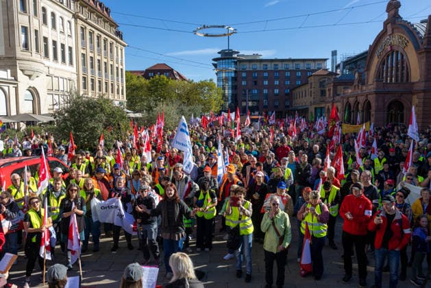 Demo gegen den Sozialabbau Erfurt 26092026 - In Erfurt (Thueringen) haben mehrere Tausend Menschen gegen die Plaene der Regierung zum Abbau des Sozialstaates protestiert. Darunter auch Mitarbeitende aus dem Pflegebereich und dem Gesundheitswesen sowie Sozialbereich.