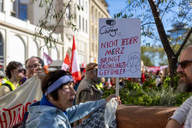 Demo gegen den Sozialabbau Erfurt 26092026 - In Erfurt (Thueringen) haben mehrere Tausend Menschen gegen die Plaene der Regierung zum Abbau des Sozialstaates protestiert. Darunter auch Mitarbeitende aus dem Pflegebereich und dem Gesundheitswesen sowie Sozialbereich.