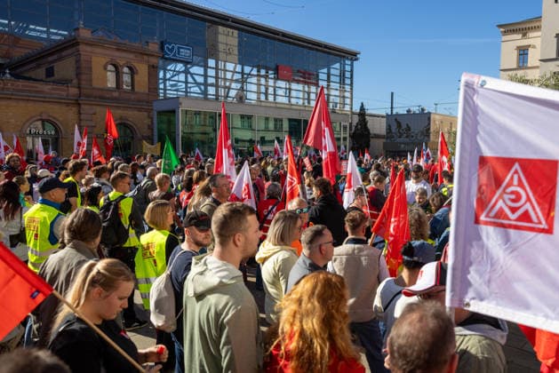 Demo gegen den Sozialabbau Erfurt 26092026 - In Erfurt (Thueringen) haben mehrere Tausend Menschen gegen die Plaene der Regierung zum Abbau des Sozialstaates protestiert. Darunter auch Mitarbeitende aus dem Pflegebereich und dem Gesundheitswesen sowie Sozialbereich.