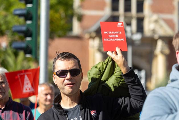 Demo gegen den Sozialabbau Erfurt 26092026 - In Erfurt (Thueringen) haben mehrere Tausend Menschen gegen die Plaene der Regierung zum Abbau des Sozialstaates protestiert. Darunter auch Mitarbeitende aus dem Pflegebereich und dem Gesundheitswesen sowie Sozialbereich.