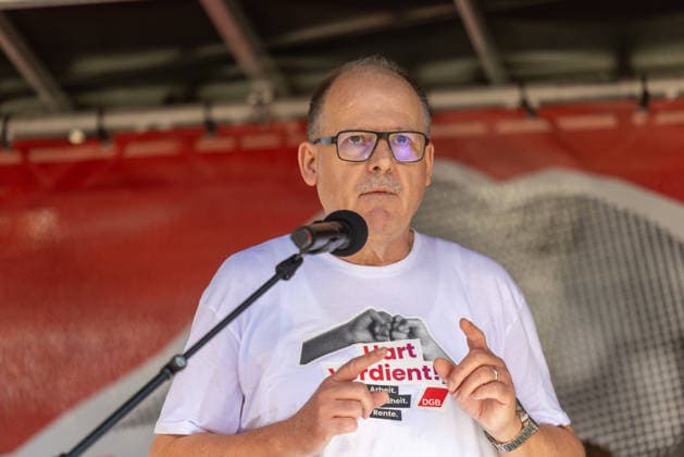 Demo gegen den Sozialabbau Erfurt 26092026 - Stefan Koerzell (Körzell), Stellvertretender Vorsitzender des Deutschen Gewerkschaftsbundes (DGB) +++ In Erfurt (Thueringen) haben mehrere Tausend Menschen gegen die Plaene der Regierung zum Abbau des Sozialstaates protestiert. Darunter auch Mitarbeitende aus dem Pflegebereich und dem Gesundheitswesen sowie Sozialbereich.