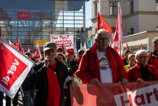 Demo gegen den Sozialabbau Erfurt 26092026 - In Erfurt (Thueringen) haben mehrere Tausend Menschen gegen die Plaene der Regierung zum Abbau des Sozialstaates protestiert. Darunter auch Mitarbeitende aus dem Pflegebereich und dem Gesundheitswesen sowie Sozialbereich.